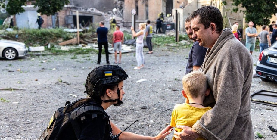 Пострадавшие люди на месте удара БПЛА по Харькову 11 июля с работницей ГСЧС