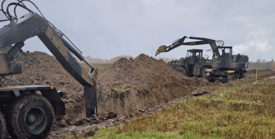 En général, il est prévu de construire des fortifications défensives et des infr...