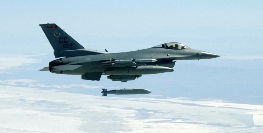 F-16 и ракеты JASSM
