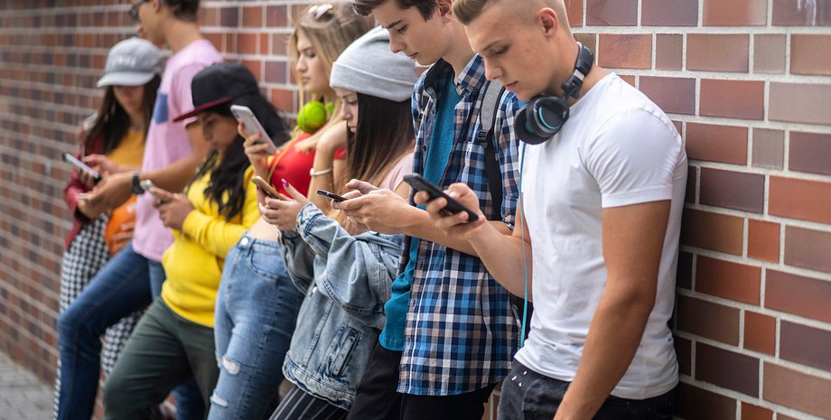 Поколение Z, зуммеры, развлечение, концерты, гаджеты, молодежь