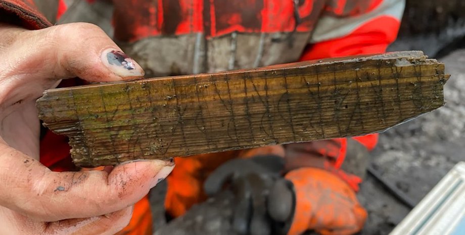 деревянная палка, руны, девушка, рука, фото