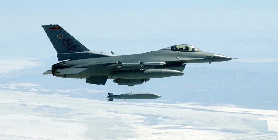 Запуск ракети JASSM