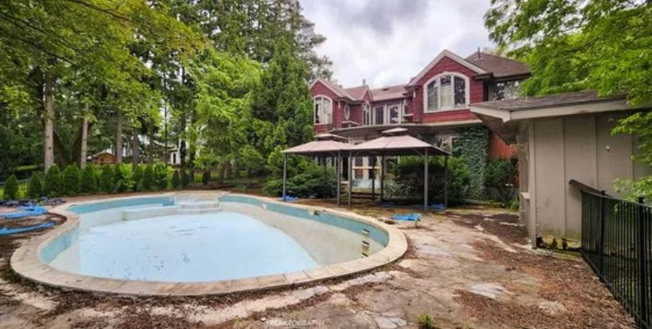 Заброшенный особняк, особняк криптокороля, роскошный дом, недвижимость, особняк выставлен на продажу, майнинг ферма