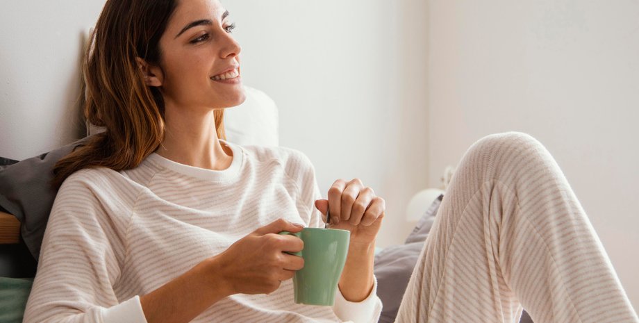 Дівчина п'є чай