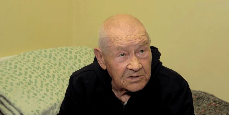 88letý Ivan Oatnyak je přesvědčen, že jeho oblíbená rajčata a hrozny do Doněcku ...