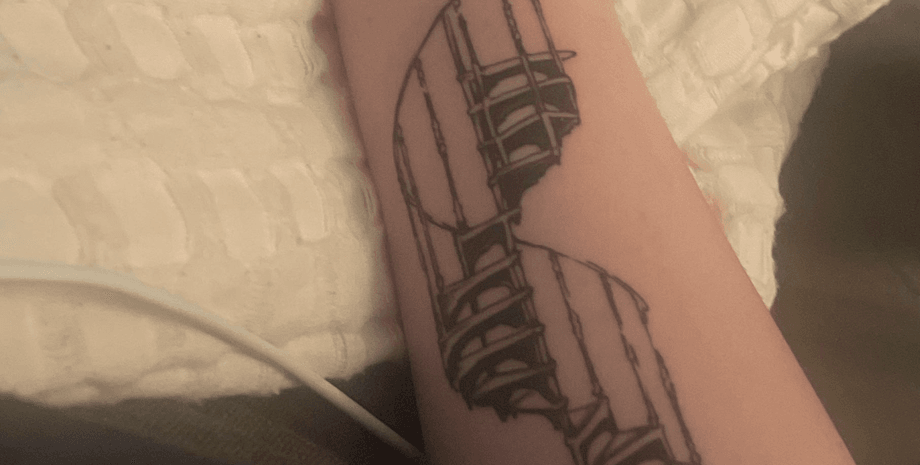 Интересные тату на руке у девушки