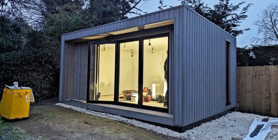Готовая садовая комната с панорамными дверями, построенная парой из Великобритании