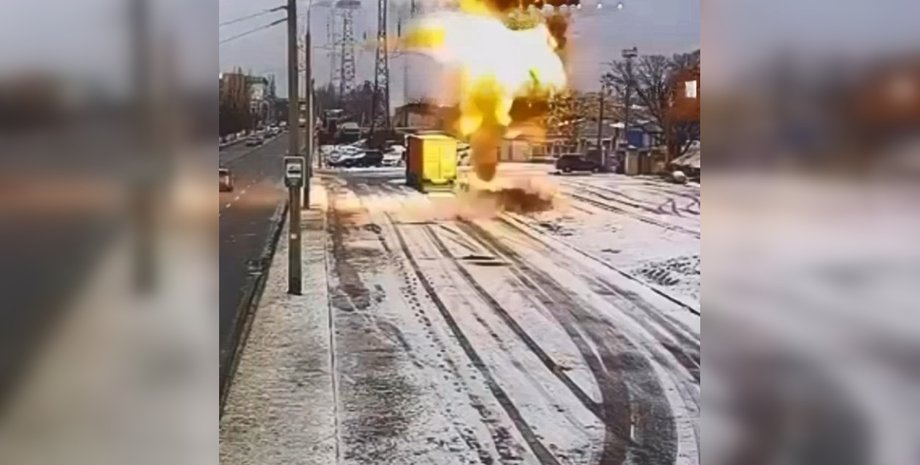 ЗС РФ масовано атакували Дніпро: стовп диму над містом та "Шахед", який зачепився за дроти (відео)