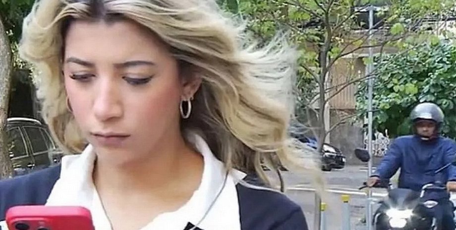 Стояла обличчям до камери й працювала зі смартфоном