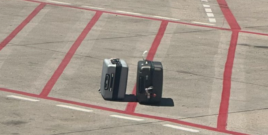 Пассажир самолета увидел на взлетной полосе свои чемоданы, брошенный в аэропорту багаж, курьезы во время путешествий, приколы
