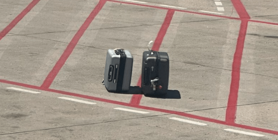 Пасажир літака побачив на злітній смузі свої валізи, покинутий в аеропорту багаж, курйози під час мандрівок, приколи