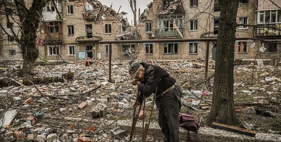 Авдеевка, разрушенный дом, пожилой мужчина, деревья