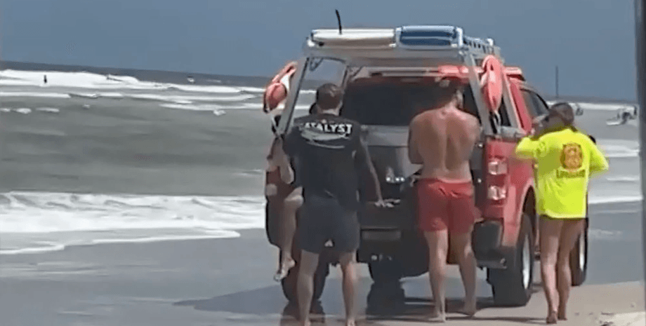 Спасли после нападения акулы, нападения акулы, укус акулы, утащила под воду, друг спас жизнь, морской хищник, серфинг