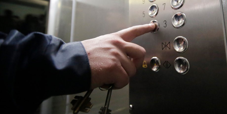 кнопки ліфта, кабіна ліфта, чоловік