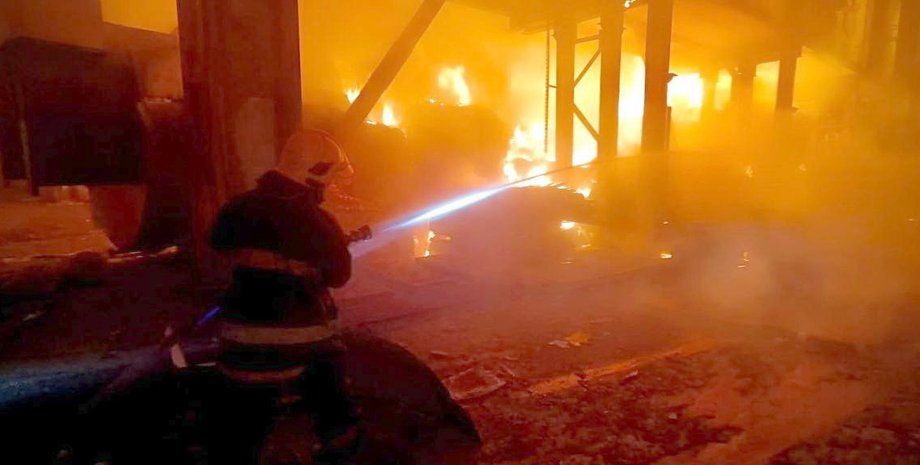 фото пожара в Киевской области из-за удара РФ 16 апреля