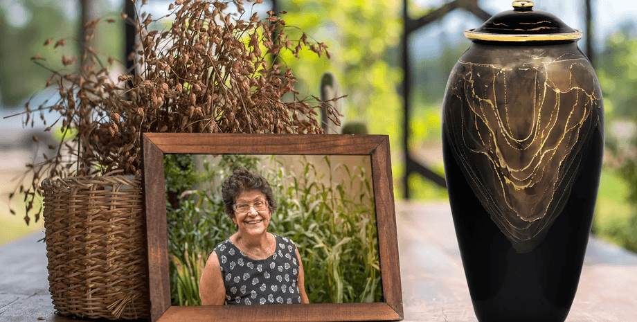 Урна з прахом, прах бабуся, спогади про бабусю, урна з прахом рідних, кремація, урна на каміні, викинула урну з прахом