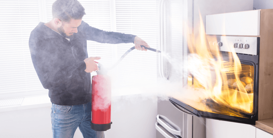 Пожежа на кухні, дим на кухні, вафлі, згорілий сніданок, духовка, горить плита, сильна температура, температура духовки