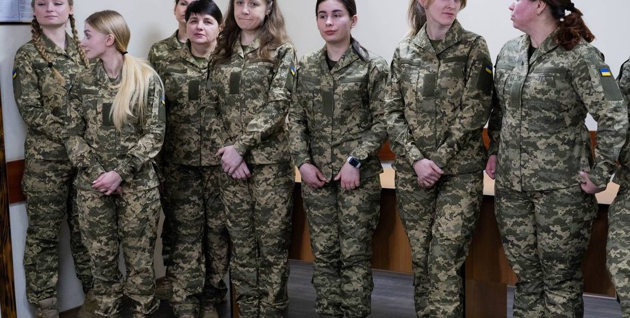 Военнослужащие ВСУ в летних полевых костюмах