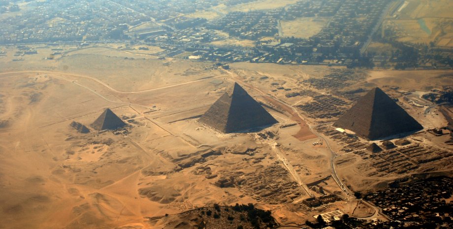Пирамида Хеопса (справа)