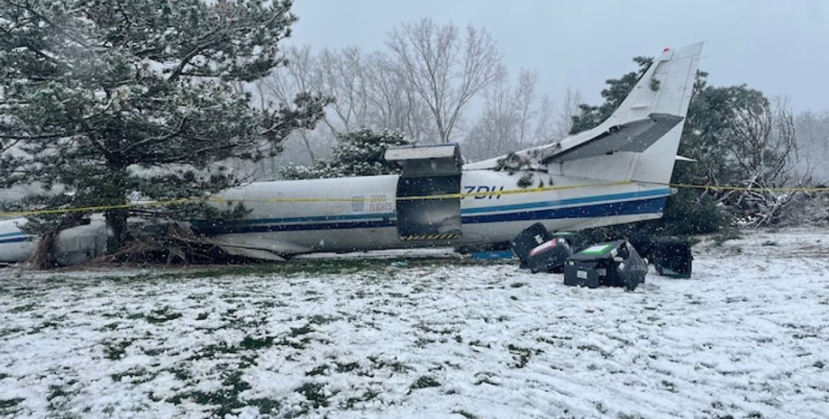 Самолет совершил посадку на поле для гольфа