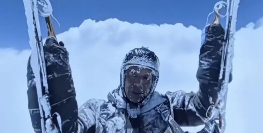 Пенг Юйцзян на параплане на высоте 8500 метров