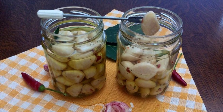 Маринованный чеснок, заготовка на зиму, чеснок в маринаде