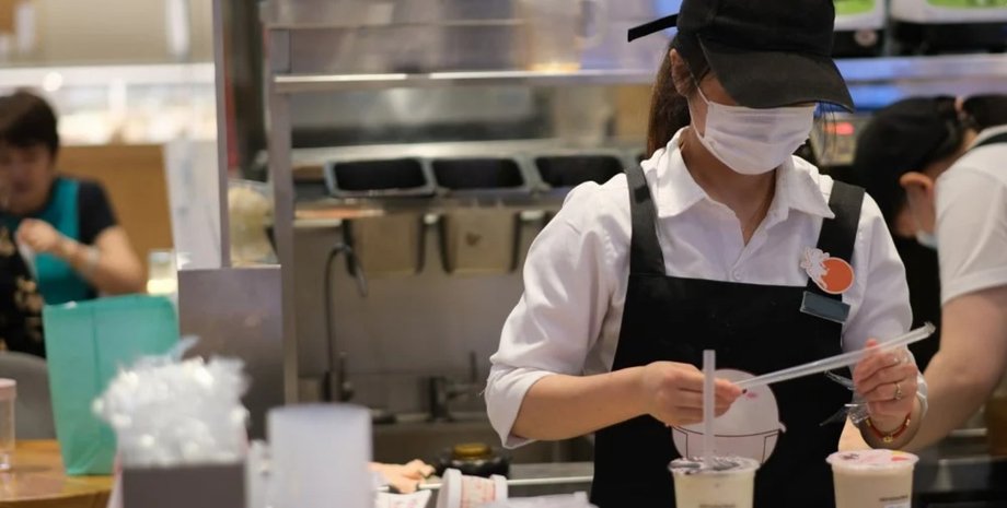 Офіціант, кафе, робота, заробітна плата, розрахунок, зарплата монетами, дрібні гроші, мішок монет, пакет монет, робота в магазині, продавщиця, начальниця