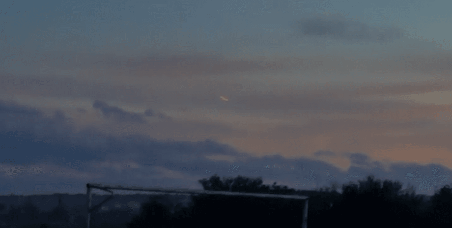 Незвичайний об'єкт у небі над Україною, НЛО, міраж, Міраж Моргани, 406 батальйон, безпілотник, квадрокоптер, світло в небі,