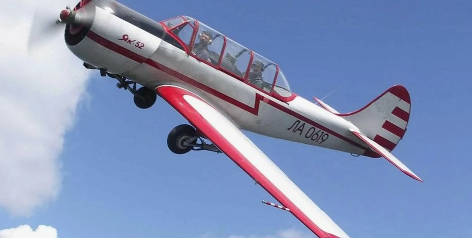 самолет Як-52