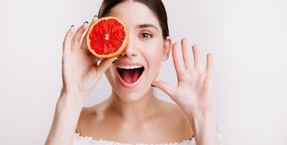 Девушка с апельсином в руках