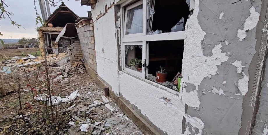 Обстріл, руїни, уламки, розбиті вікна, Чорнобаївка