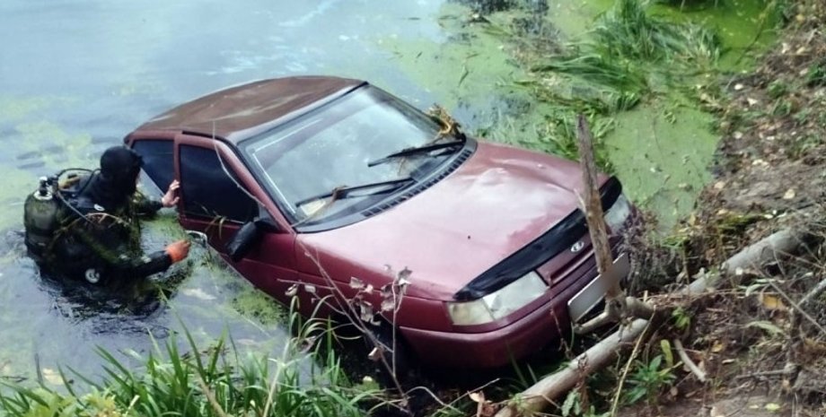Автомобіль ВАЗ 2110 з тілами зниклих виявили у водоймі