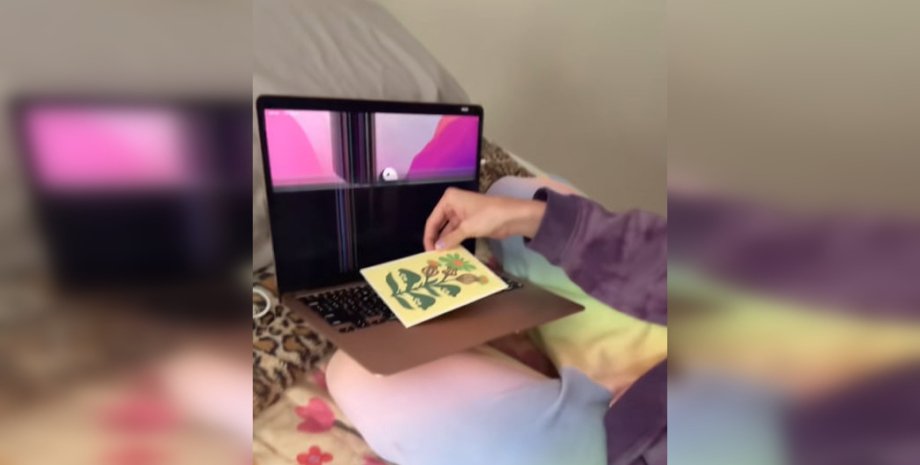 Открытка сломала экран MacBook