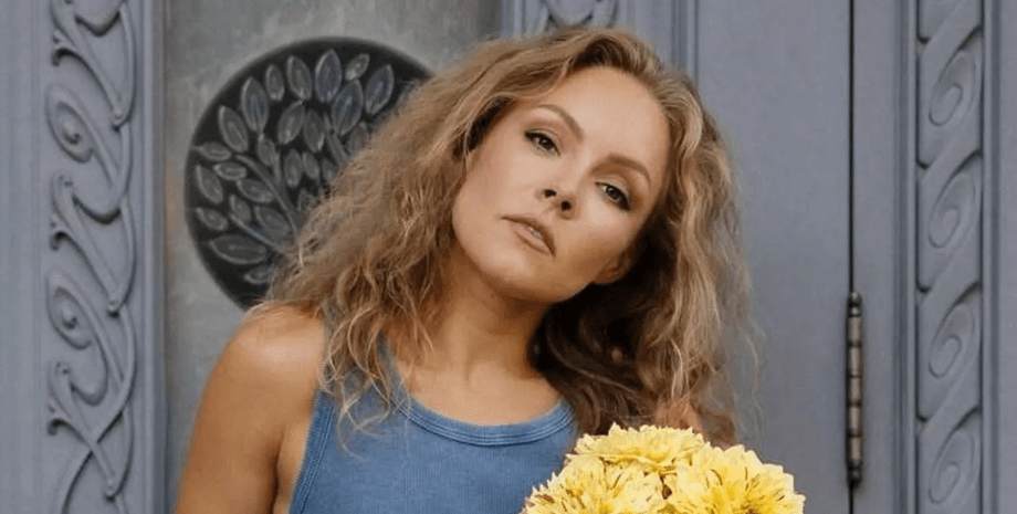 Олена Шоптенко з квітами