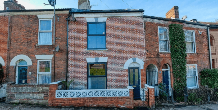 Дом со стеклянными стенами в ванной Дом со стеклянными стенами в ванной, ванная комната, стеклянные стены, современный ремонт, продажа жилья, недвижимость, обычный дом,