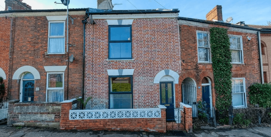 Дом со стеклянными стенами в ванной, ванная комната, стеклянные стены, современный ремонт, продажа жилья, недвижимость, обычный дом,