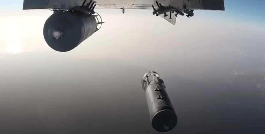 Share: Russia is beefing up Soviet guided air bombs with jet engines to be able ...