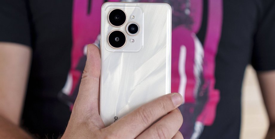 Realme 15 Pro смартфон в руке обзор