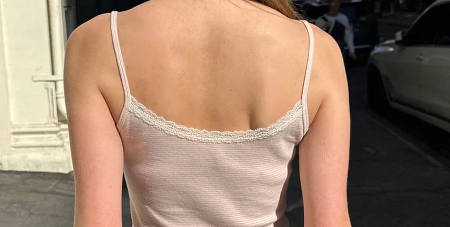 Дівчині не заплатити за послуги няні: все нібито через "непристойний одяг" на роботі