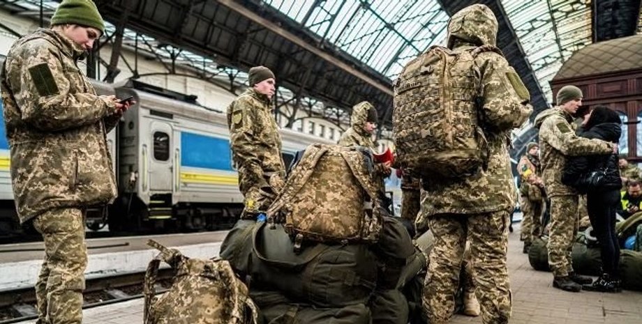 Военнослужащие на вокзале