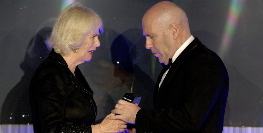 Ричард Флэнаган принимает награду из рук герцогини Корнуольской / Фото: getty Images