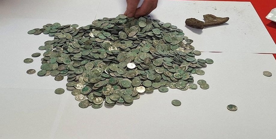 Чоловік з металошукачем знайшов у Румунії багато монет віком 2000 років, всі подробиці та фото неймовірної знахідки
