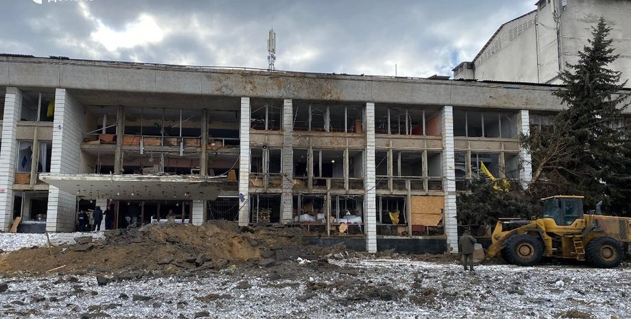 Последствия ракетных обстрелов ВС РФ Дворца культуры и досуга в Константиновке