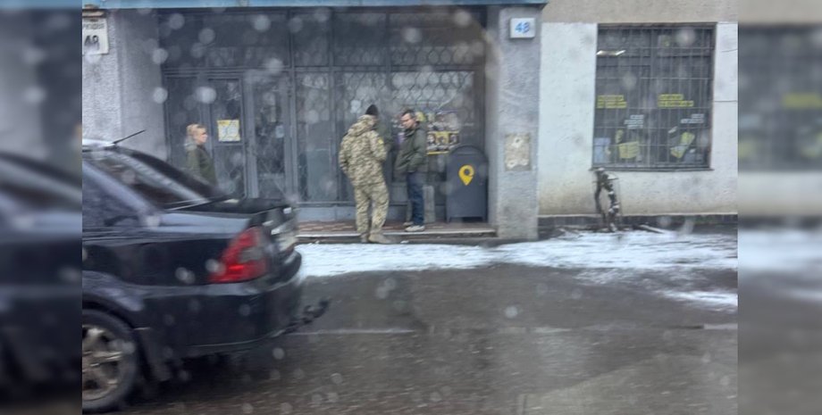 Сотрудники территориального центра комплектования и соцподдержки проверяют документы на улице Сотрудники ТЦК и гражданские граждане во время мобилизационных мероприятий