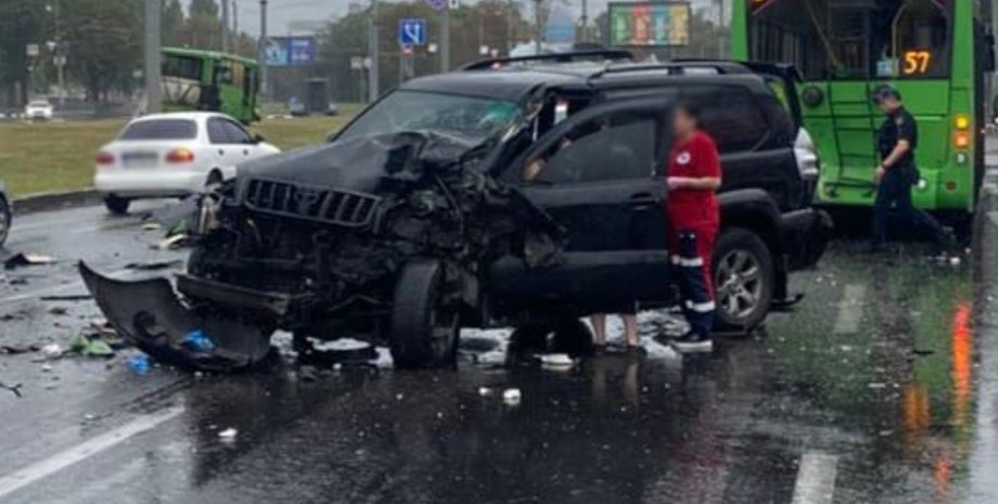 У поліції прокоментували ДТП за участю Toyota Prado і тролейбуса з автобусом у Харкові