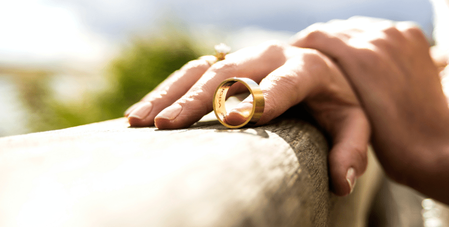 Обручальное кольцо, развод, брак, свадьба, 27 лет пытается развестись, брак не подлежит спасению, суд отменил развод, клеймо, общественность против