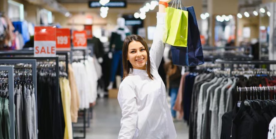 Распродажа одежды, шарф, дизайнерская одежда, скидка на одежду, люксовые бренды, девушка с покупками