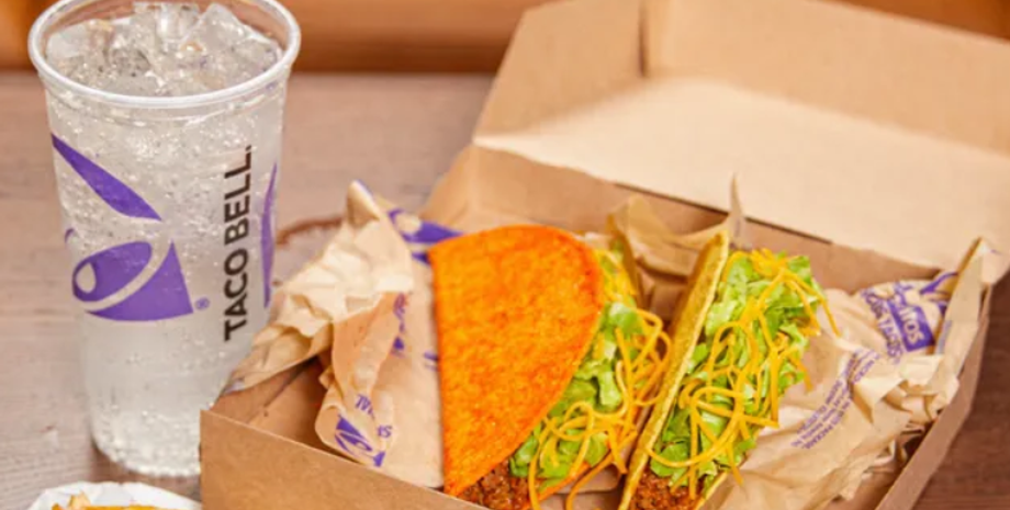 Чоловік знайшов у своїй страві прикрасу з блискучим камінцем, пірсинг у носі, ювелірний виріб у замовленні, курйози