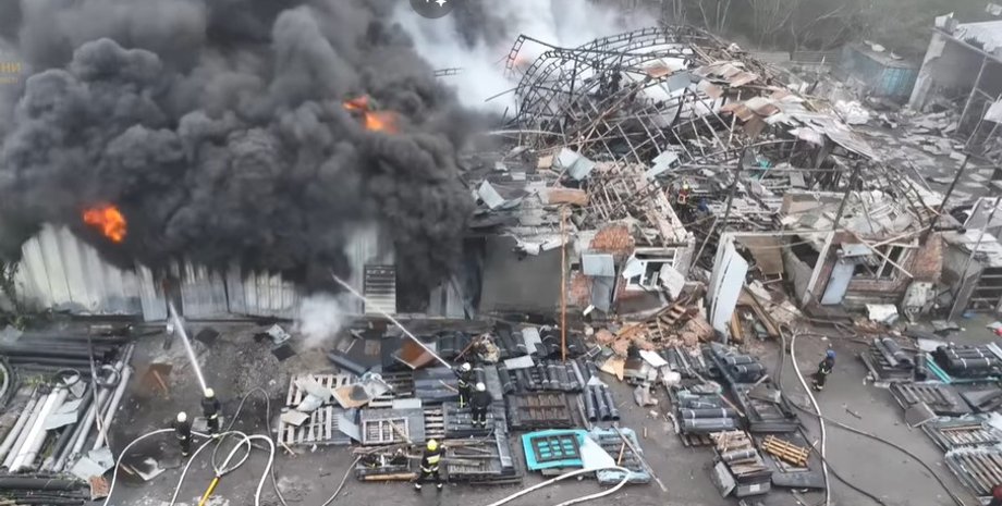 Дніпро, ангар, дснс, ракетний обстріл, ракетний обстріл 28 квітня, пожежа в Дніпрі, руйнування в Дніпрі, порятунок жінки з-під завалів