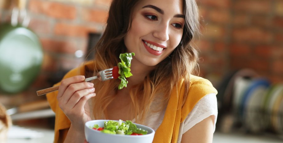Девушка ест салат
